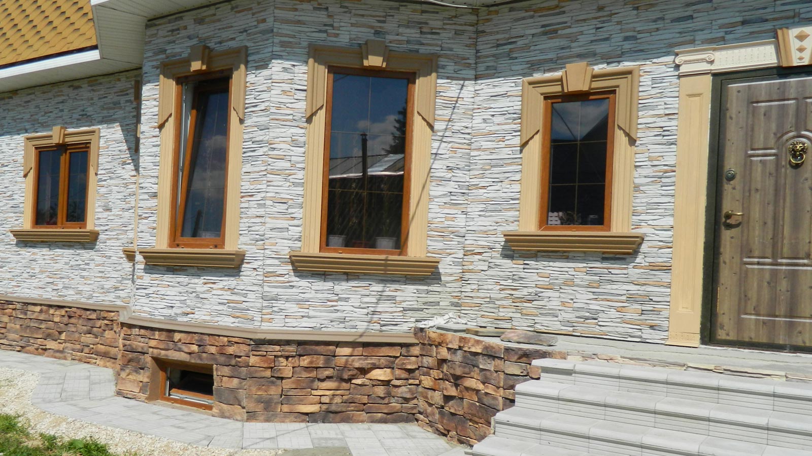 Облицовка фасада дома под камень из натуральных материалов .